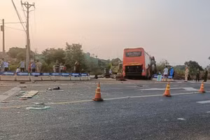 Hiện trường vụ tai nạn giao thông giữa 2 xe khách giường nằm.