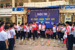 Các sản phẩm xe chạy bằng thủy lực của học sinh Trường THCS và THPT Liên Việt Kon Tum.