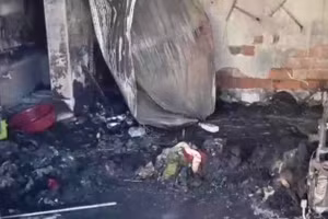 Nhiều đồ đạc trong căn phòng bị cháy rụi.