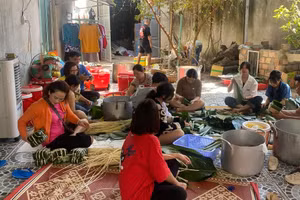 Thầy, trò Trường THCS và THPT Liên Việt Kon Tum cùng các nhà hảo tâm gói bánh tặng bệnh nhân.