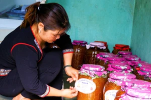 “Rượu ghè nếp than - men lá” không chỉ giúp chị Y Hoa vươn lên thoát nghèo mà còn tạo công việc với thu nhập ổn định cho chị em phụ nữ.