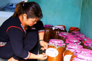 “Rượu ghè nếp than - men lá” không chỉ giúp chị Y Hoa vươn lên thoát nghèo mà còn tạo công việc với thu nhập ổn định cho chị em phụ nữ.