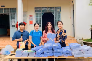 Cô Nguyễn Thị Tuyết Mai (áo hồng) kết nối nhà hảo tâm để học sinh bớt vất vả trên hành trình đến trường.