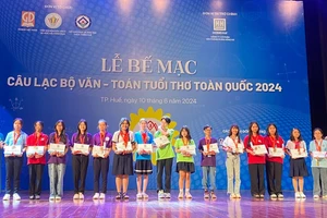 Học sinh Trường THCS và THPT Liên Việt Kon Tum nhận giải thưởng tại Cuộc thi Câu lạc bộ Văn - Toán tuổi thơ toàn quốc .