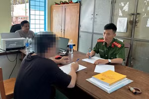 Anh H. tường trình sự việc với cơ quan Công an sau khi được giải cứu. (Ảnh: Công an Kon Tum)