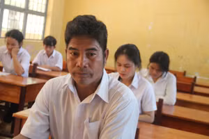 Ông Rơ Châm Ui đi thi tốt nghiệp THPT ở tuổi 47 để làm gương cho con cháu.