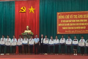 Quyền Chủ tịch nước Võ Thị Ánh Xuân tặng quà cho trẻ em có hoàn cảnh đặc biệt khó khăn.