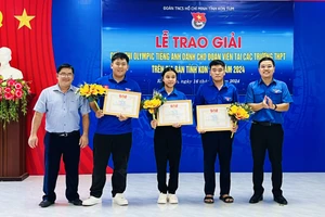 Đại diện Tỉnh đoàn Kon Tum và Sở GD&ĐT Kon Tum trao giải cho các thí sinh.