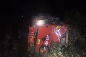 Xe khách gặp nạn bị hư hỏng nặng.