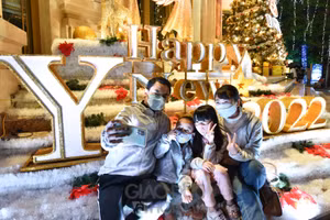 Đêm giao thừa đường phố Hà Nội bỗng khác lạ so với mọi năm.