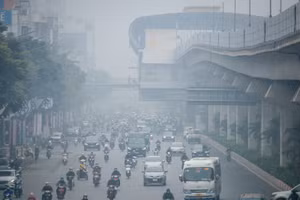 Cho dù đến cuói giờ chiều, lớp sương mù vẫn dày đặc tại Hà Nội.