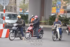 Bất chấp nguy hiểm, nhiều người dân vẫn " bỏ ngơ" biển báo để quay đầu.