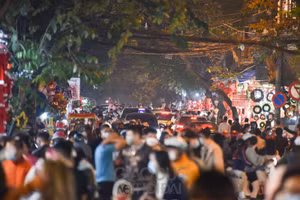 Dòng người đổ lên phố đông hơn vào mỗi buổi tối.