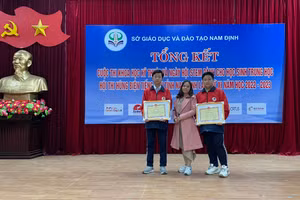 Cô giáo Trần Thị Hương và các em học sinh trong ngày lễ tổng kết trao giải thưởng.