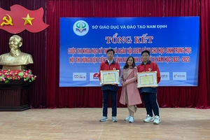 Cô giáo Trần Thị Hương và các em học sinh trong ngày lễ tổng kết trao giải thưởng.