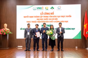 Lãnh đạo ĐHQGHN trao quyết định thành lập Trung tâm Đào tạo trực tuyến.