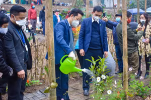 Lãnh đạo quận Hoàn Kiếm đánh giá cao thành công của dự án khi từ một bãi rác thải ô nhiễm nay đã trở thành một không gian xanh, giúp môi trường nơi đây được cải thiện rõ rệt.