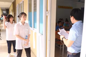 Từ ngày 8/1, học sinh lớp 12 toàn quận Cầu Giấy sẽ tạm dừng đến trường học trực tiếp do địa phương chuyển cấp độ dịch lên mức 3. Ảnh: Nhật Nguyên.