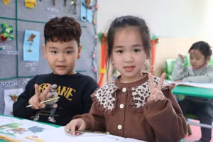 Trẻ mầm non 5 tuổi tại Hà Nam được dạy kỹ năng tập tô trong thời gian học trực tiếp trên lớp.