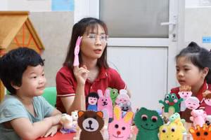 Cô trò Trường Mầm non Tương Mai trong một hoạt động trên lớp.