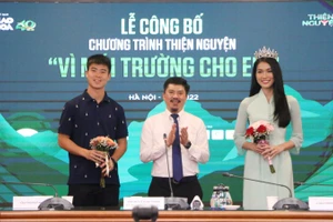 Tổng Biên tập Báo Thể thao & Văn hóa Lê Xuân Thành tặng hoa cho hai đại sứ của chương trình là cầu thủ Đỗ Duy Mạnh và Á hậu Phương Anh tại lễ công bố. 