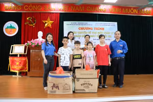 Đoàn Thanh niên cơ quan Sở Tư pháp Hà Nội và Chi đoàn Trung tâm Trợ giúp pháp lý Nhà nước TP Hà Nội tặng quà nhân dịp Tết Thiếu nhi 1/6 cho trẻ em tại đây.