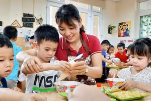 Cô Vũ Thị Thúy Thanh - giáo viên Trường Mầm non 10-10 quận Hoàng Mai luôn tận tâm với nghề và được nhiều đồng nghiệp, phụ huynh quý mến. Ảnh: Khôi Nguyên.