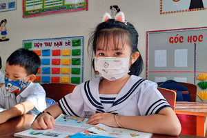 Ngành giáo dục huyện Côn Đảo vẫn đang thực hiện nhiều giải pháp để duy trì chất lượng giáo dục và an toàn phòng dịch khi cho học sinh đi học trực tiếp. Ảnh: Đình Tuệ.