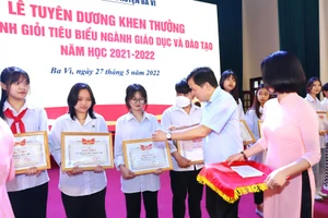 Lãnh đạo huyện Ba Vì trao thưởng cho các em học sinh giỏi tiêu biểu trong năm học 2021-2022.