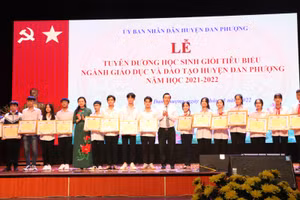 Phó Giám đốc Sở GD&ĐT Hà Nội Trần Lưu Hoa (thứ 5 từ trái qua) và lãnh đạo huyện Đan Phượng trao thưởng cho các học sinh có thành tích xuất sắc.