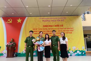 Các cán bộ công an quận Hoàng Mai chụp ảnh cùng lãnh đạo Trường THCS Yên Sở tại buổi tập huấn.