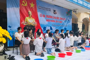 Học sinh khối 5 lên tặng hoa để tri ân bố mẹ đã có công sinh thành, dưỡng dục mình.