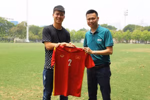 Chiếc áo của cầu thủ Duy Mạnh do chính Duy Mạnh - đại sứ của chương trình “Vì mái trường cho em” gửi tặng, giá khởi điểm: 20 triệu đồng, giá mua ngay là 40 triệu đồng.