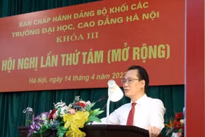 Ông Nguyễn Thanh Sơn - Thành ủy viên, Bí thư Đảng ủy Khối các trường đại học, cao đẳng Hà Nội phát biểu khai mạc hội nghị.