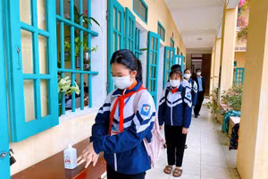 Học sinh Trường THCS Hải Lý thực hiện rửa tay sát khuẩn, đo thân nhiệt trước khi vào lớp và đeo khẩu trang trong suốt buổi học.