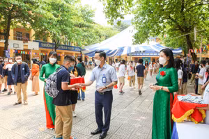 Hôm nay, 6/4, hơn 1 triệu học sinh tiểu học và lớp 6 của Thủ đô Hà Nội đã quay trở lại trường học trực tiếp sau nhiều tháng nghỉ dịch.