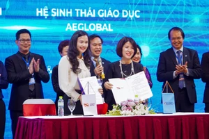 Đại diện Viện Nghiên cứu và Phát triển Quản lý Giáo dục và Công ty Cổ phần Giáo dục toàn cầu Adaptive Learning cùng ký kết hợp tác về chương trình tập huấn trang bị kỹ năng dạy học hiệu quả trong kỷ nguyên số. 