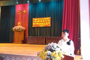 Ông Trần Văn Thùy trong lễ khai giảng năm học 2021-2022.