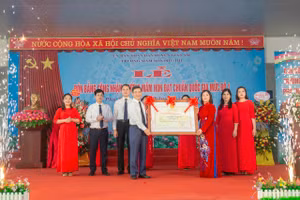 Cô Nguyễn Thị Tuyết Lan (thứ 3 từ phải sang) trong Lễ đón Bằng công nhận trường mầm non đạt Chuẩn quốc gia mức độ 1 vào tháng 4/2021. 