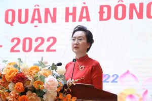 Bà Phạm Thị Lệ Hằng - Trưởng Phòng GD&ĐT quận Hà Đông nêu một số kết quả nổi bật trong năm học 2021-2022 trên địa bàn quận. Ảnh: Đình Tuệ.