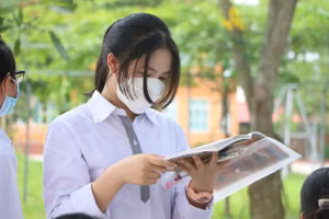 Thí sinh tranh thủ đọc lại bài Ngữ văn trước khi vào phòng thi.