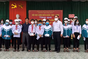Những món quà tuy nhỏ bé nhưng mang ý nghĩa lớn lao về mặt tinh thần, giúp học sinh khó khăn vươn lên trong học tập và cuộc sống.