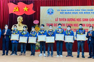 Tham dự lễ tuyên dương có Phó Chủ tịch UBND tỉnh Nam Định Trần Lê Đoài (thứ 2 từ trái sang) và Giám đốc Sở GD&ĐT Cao Xuân Hùng (bìa phải).