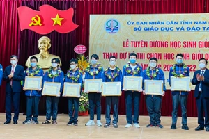 Tham dự lễ tuyên dương có Phó Chủ tịch UBND tỉnh Nam Định Trần Lê Đoài (thứ 2 từ trái sang) và Giám đốc Sở GD&ĐT Cao Xuân Hùng (bìa phải).