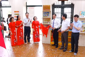 Các đại biểu cùng thực hiện nghi thức khai trương thư viện mở thân thiện.
