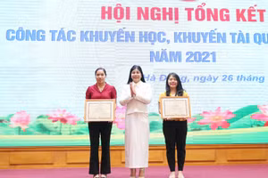 Phó Chủ tịch UBND quận Hà Đông Phạm Thị Hòa (giữa) trao tặng giấy khen của Hội Khuyến học TP Hà Nội cho các đơn vị có thành tích xuất sắc trong năm qua.