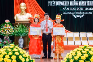 Ông Lưu Quang Tuyển - Chủ tịch UBND huyện Nam Trực trao thưởng cho học sinh giỏi có thành tích xuất sắc trong năm học 2021-2022. 