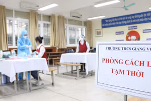 Đảm bảo giãn cách và thực hiện nghiêm "5K" là yếu tố quan trọng khi đón học sinh trở lại trường học trực tiếp. Ảnh: Đình Tuệ.