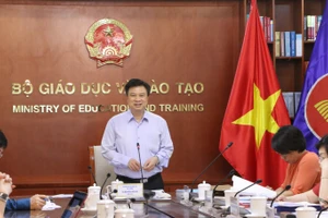 Cuộc họp Hội đồng tư vấn, đánh giá học sinh phổ thông theo hướng phát huy tiềm năng cá nhân theo Nghị quyết 29 của Đảng do Thứ trưởng Bộ GD&ĐT Nguyễn Hữu Độ chủ trì vào sáng 27/4. Ảnh: Khôi Nguyên.