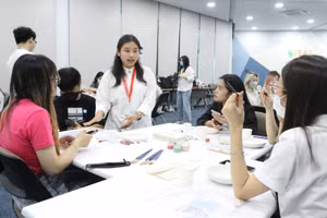 Hoạt động vẽ tranh lên đĩa gốm là một trong những trải nghiệm tuyệt vời của các em sinh viên ĐH Anh Quốc - Việt Nam. 